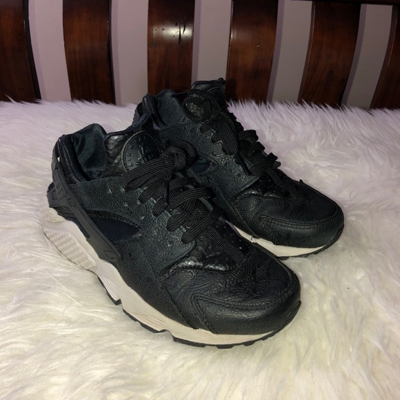NIKE Air Huarache Run PRM Paisley Black Embossed Leather Sneaker Shoes - Picture 3 of 11